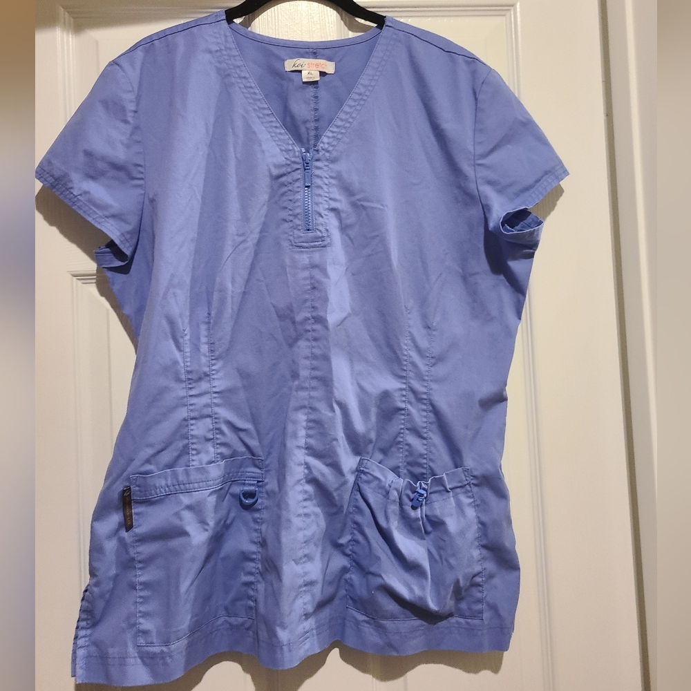 Koi Stretch scrub top, ceiling blue, XL